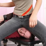Hard facesitting with brunette chick